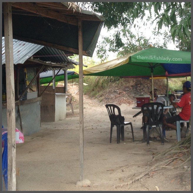 Stalls by the side. Great way to unwind after a trip around the lake. 